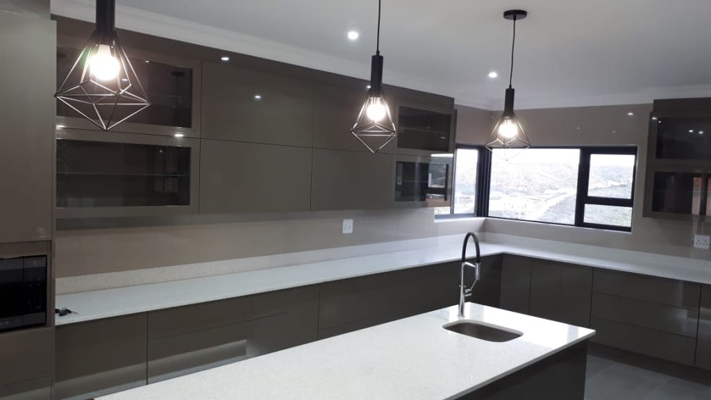 Contemporary built house in the Mossel Bay are by Schoeman Trio Builders.