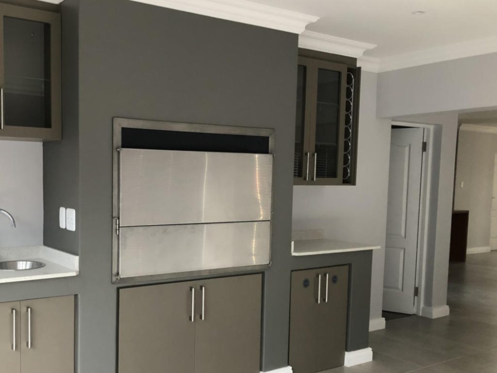 Contemporary built house in the Mossel Bay are by Schoeman Trio Builders.