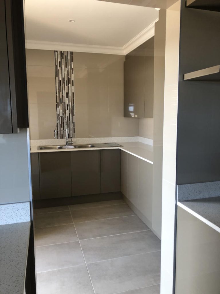 Contemporary built house in the Mossel Bay are by Schoeman Trio Builders.