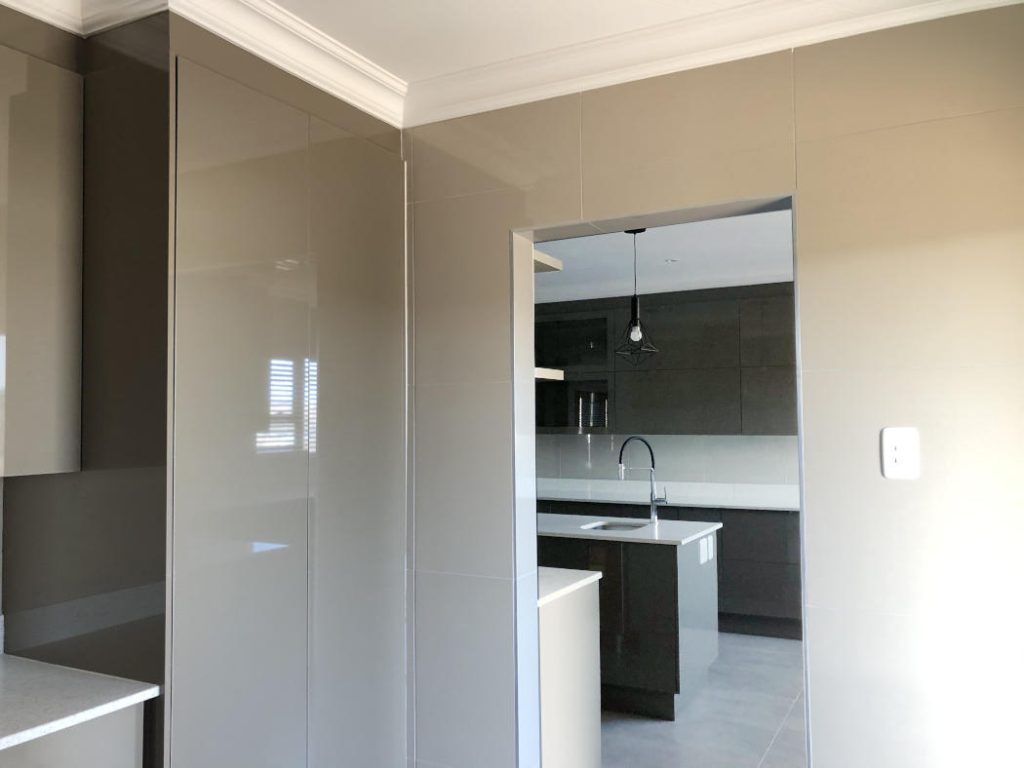 Contemporary built house in the Mossel Bay are by Schoeman Trio Builders.