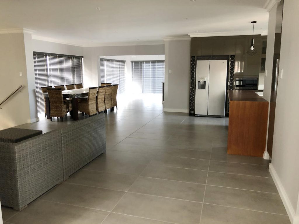 Contemporary built house in the Mossel Bay are by Schoeman Trio Builders.