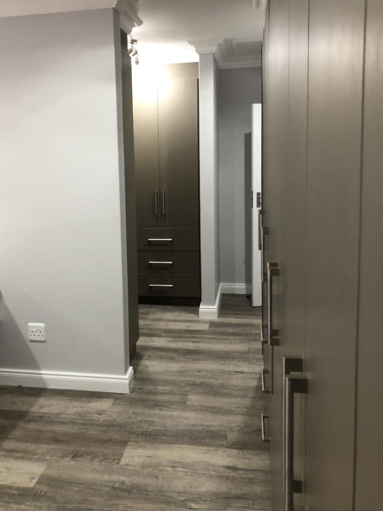 Contemporary built house in the Mossel Bay are by Schoeman Trio Builders.