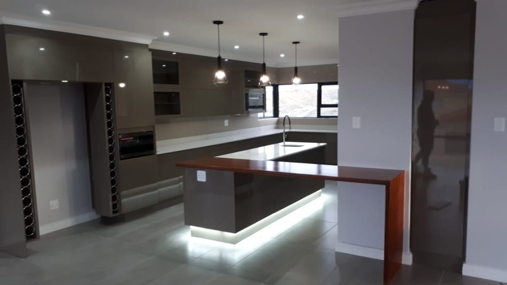 Contemporary built house in the Mossel Bay are by Schoeman Trio Builders.