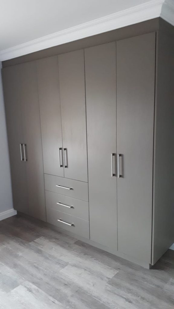 Contemporary built house in the Mossel Bay are by Schoeman Trio Builders.