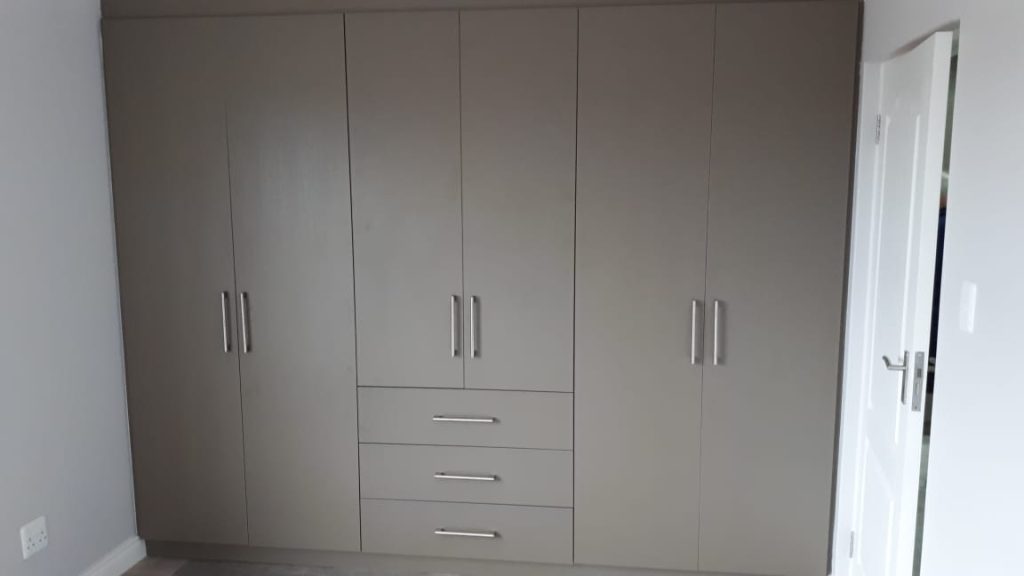 Contemporary built house in the Mossel Bay are by Schoeman Trio Builders.
