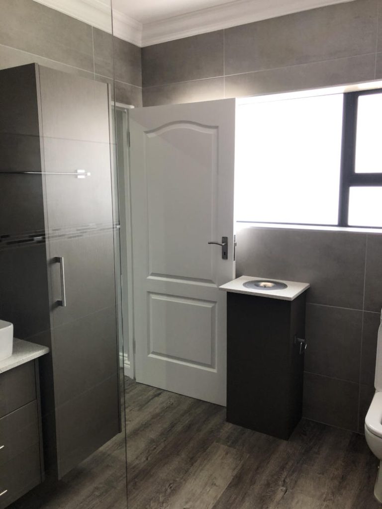 Contemporary built house in the Mossel Bay are by Schoeman Trio Builders.