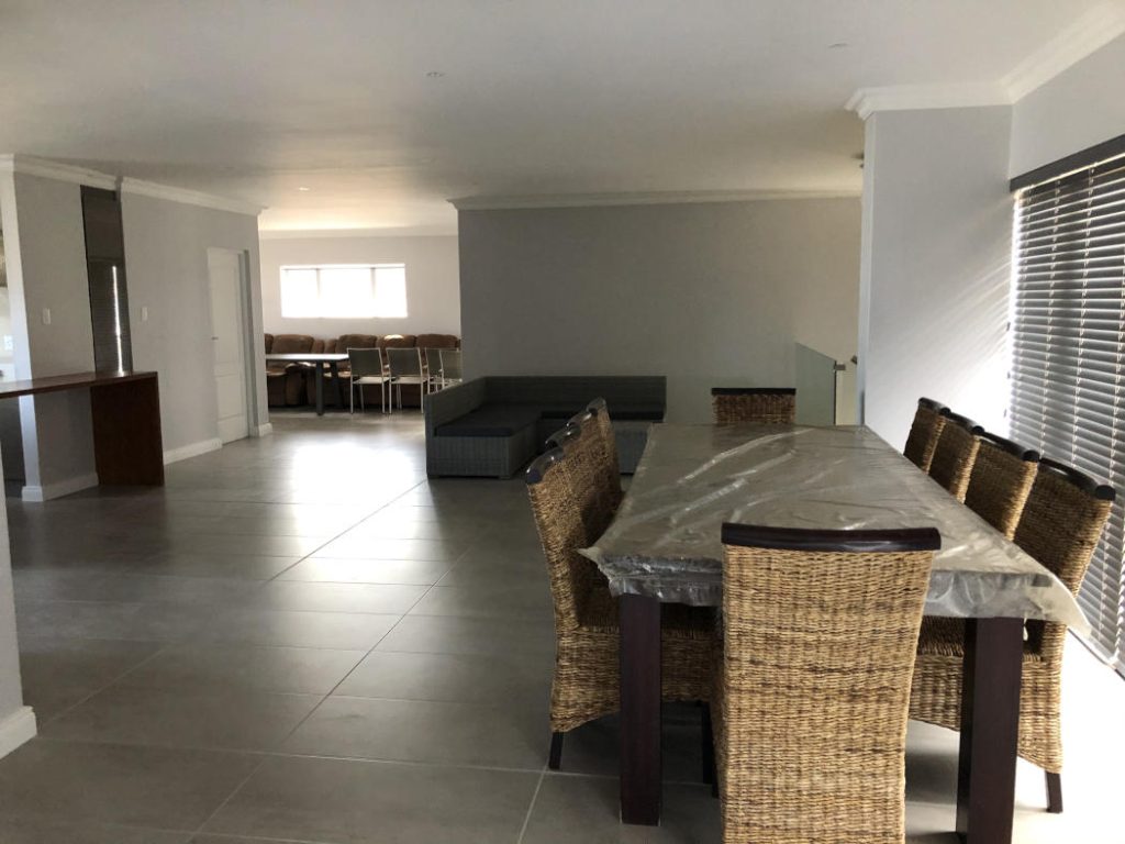 Contemporary built house in the Mossel Bay are by Schoeman Trio Builders.