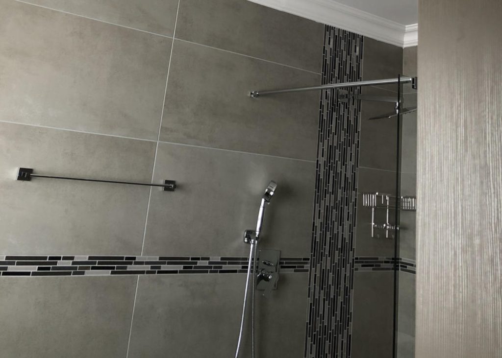 Contemporary built house in the Mossel Bay are by Schoeman Trio Builders.