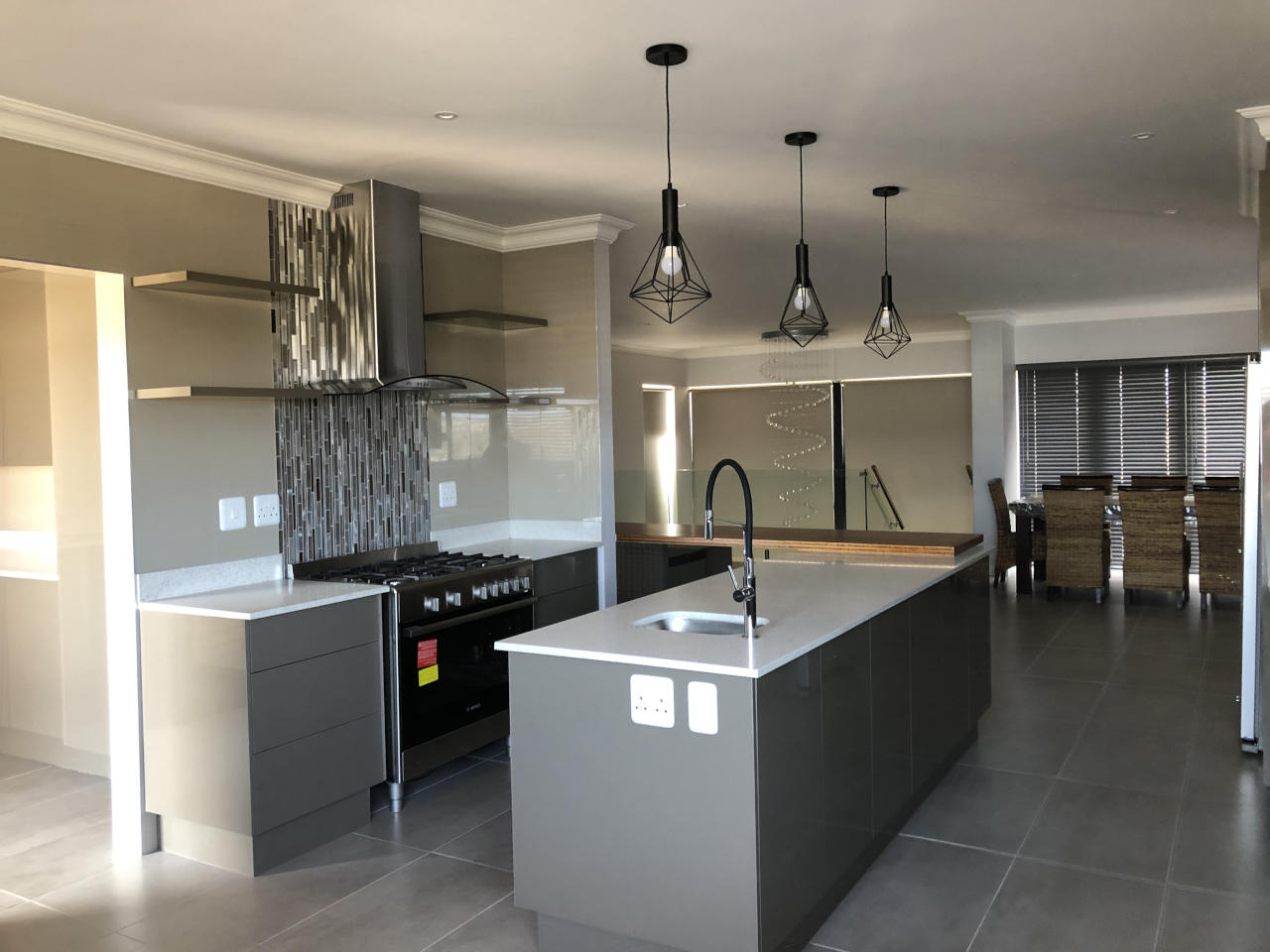 Contemporary built house in the Mossel Bay are by Schoeman Trio Builders.