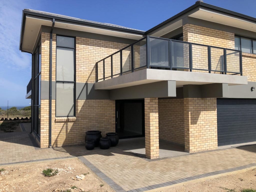 Contemporary built house in the Mossel Bay are by Schoeman Trio Builders.