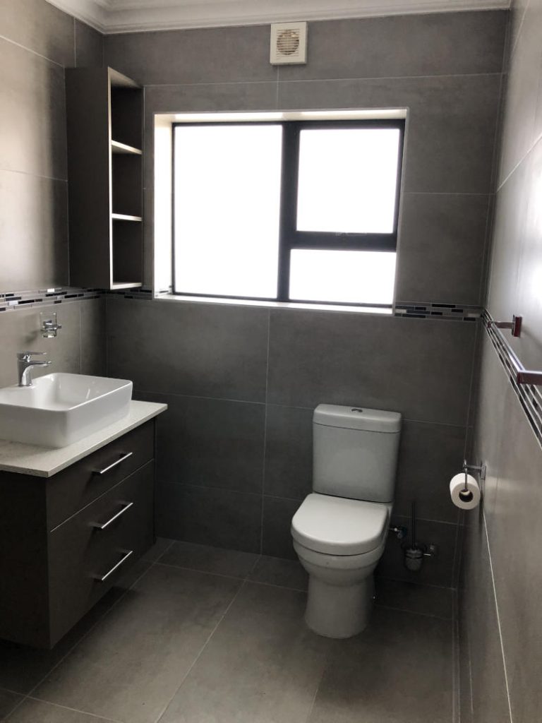 Contemporary built house in the Mossel Bay are by Schoeman Trio Builders.
