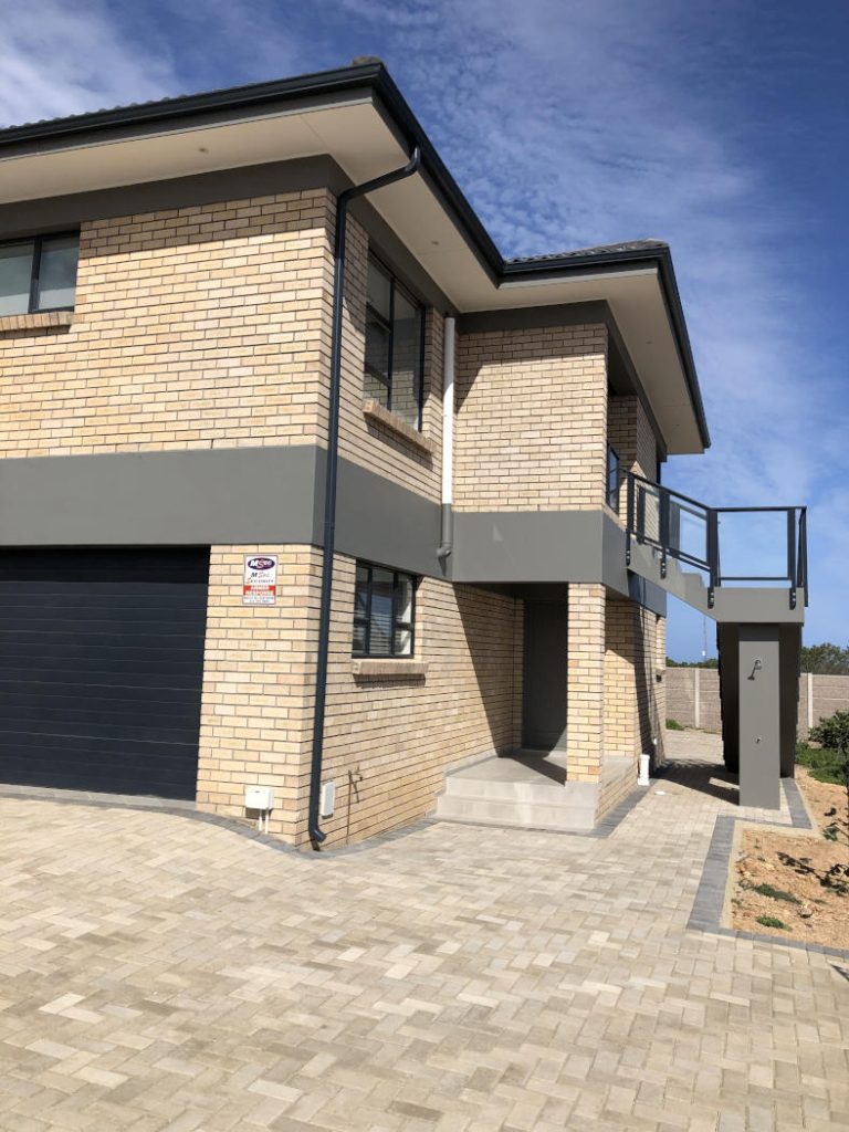 Contemporary built house in the Mossel Bay are by Schoeman Trio Builders.