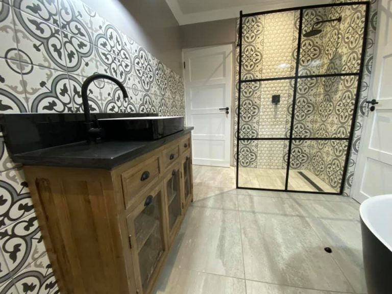 Superior building contractors in contemporary construction - bathrooms. Schoeman Trio Builders, Mossel Bay.