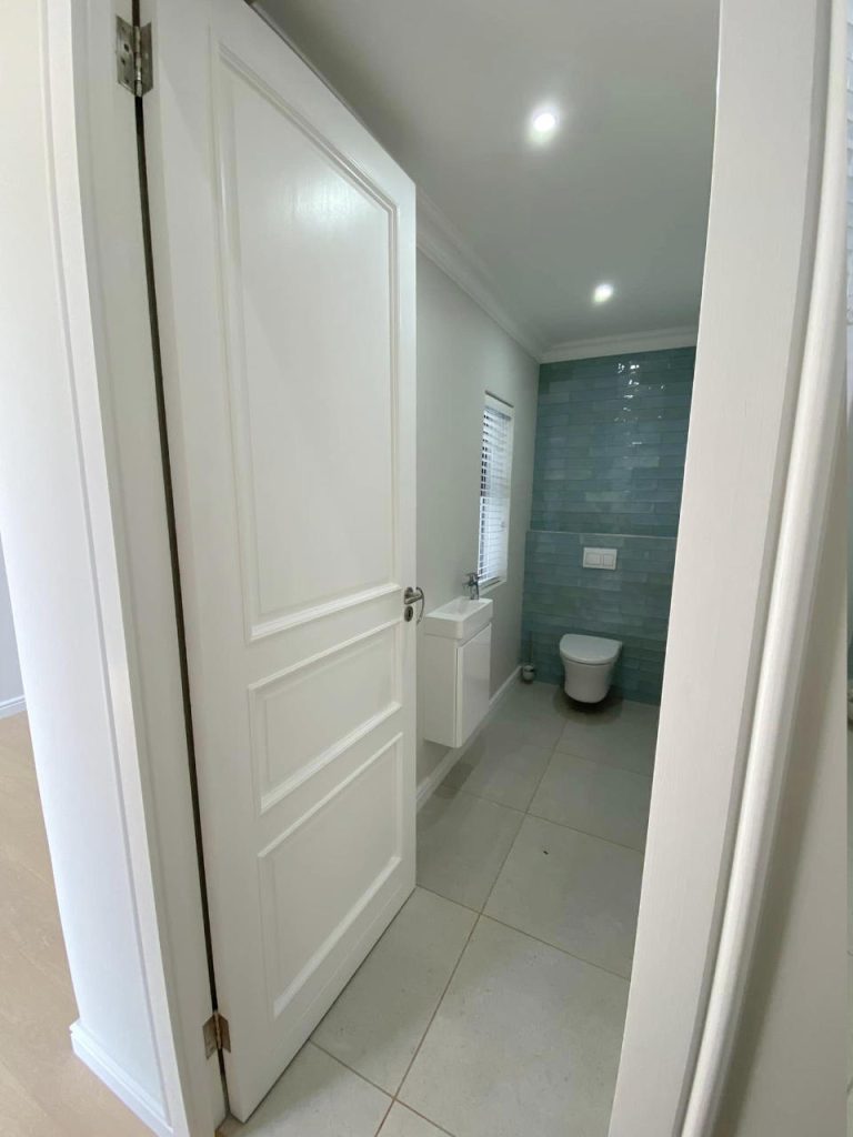 Toilet of the Renosterbos show house. Schoeman Trio Builders residential building, Hartenbos