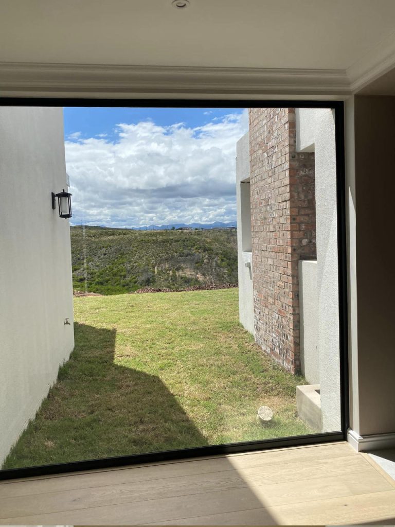 Spacious window in the Renosterbos show house. Schoeman Trio Builders residential building, Hartenbos