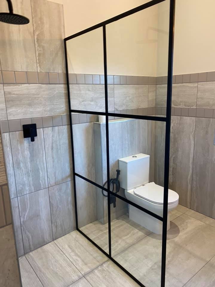 Bathroom - New contemporary face brick construction in the Mossel Bay area by Schoeman Trio Builders