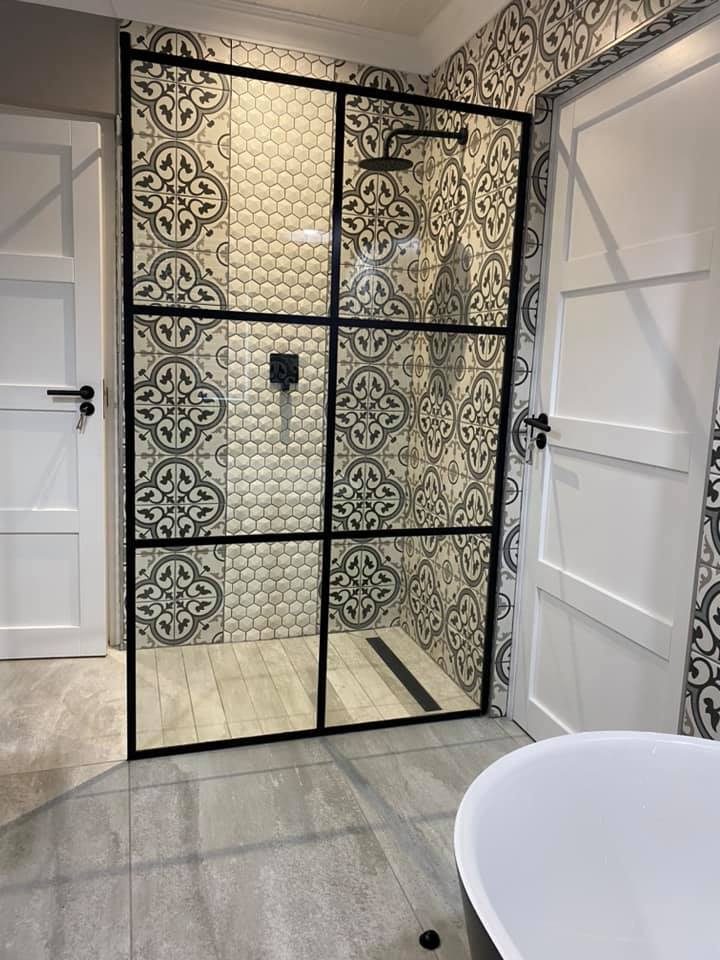 Bathroom - New contemporary face brick construction in the Mossel Bay area by Schoeman Trio Builders