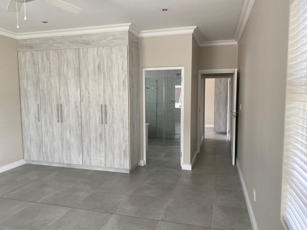 En-suite room - Newly built ranch-style house - Schoeman Trio Builders, Mossel Bay