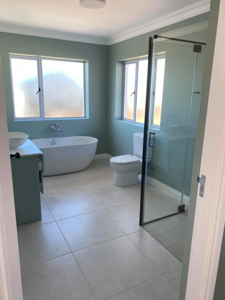 Bathroom - Newly built semi-neoclassical colonial house - Schoeman Trio Builders, Mossel Bay