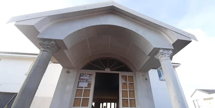 Dutch-colonial Porch - Newly built semi-neoclassical colonial house - Schoeman Trio Builders, Mossel Bay