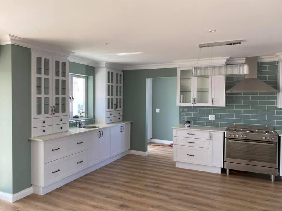 Country kitchen - Newly built semi-neoclassical colonial house - Schoeman Trio Builders, Mossel Bay