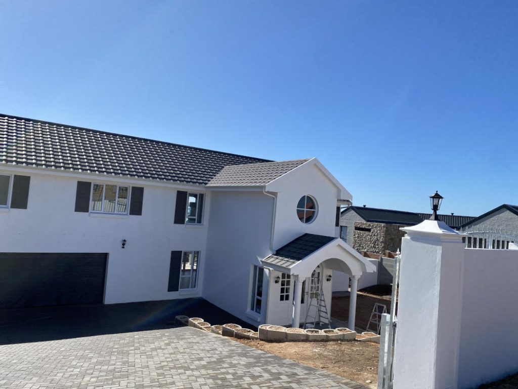 Colonial entrance - We construct strong buildings and support our clients with special features. Schoeman Trio Builders, Mossel Bay.