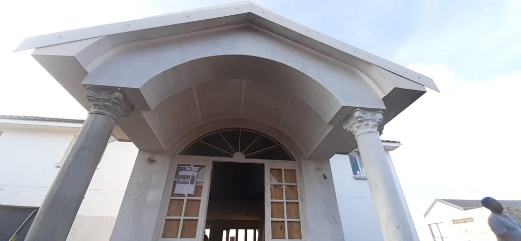 Colonial entrance - We construct strong buildings and support our clients with special features. Schoeman Trio Builders, Mossel Bay.