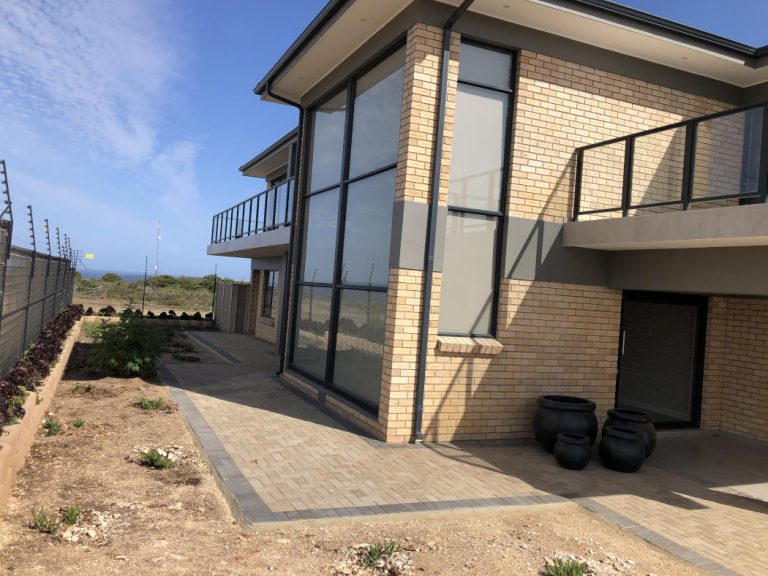 Contemporary built house in the Mossel Bay are by Schoeman Trio Builders.