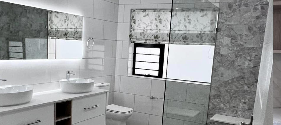 Image of newly built home's one bathroom, by builders Schoeman Trio at lifestyle estate Num Num, in Mossel Bay.