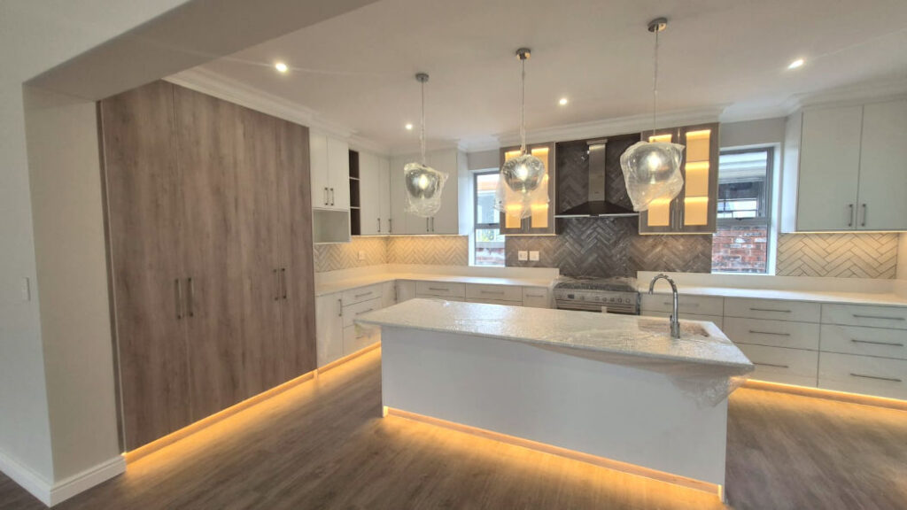 A modern coastal farmhouse-style residence in Renosterbos, Mossel Bay, by Schoeman Trio Builders