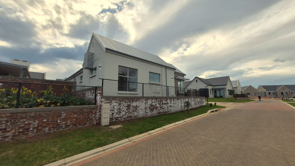 A modern coastal farmhouse-style residence in Renosterbos, Mossel Bay, by Schoeman Trio Builders
